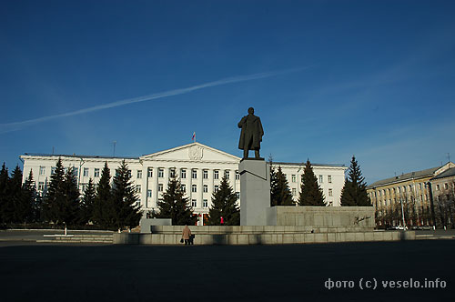 Центральная площадь имени Ленина. Памятник В.И. Ленину и здание городской администрации